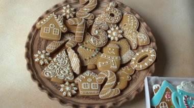 Tabakta kremalı zencefilli kurabiye. Noel yemeği. Zencefilli çörek adam. Kış mevsiminde en iyi Xmas tatlısı