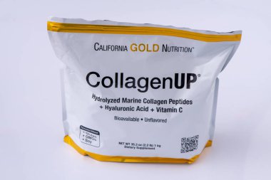 Ukrayna, Kyiv - 2 Ekim 2025 Kolajen Paketi. Hidrolize edilmiş deniz peptitleri ile Hyaluronic asit C vitamini. Biyomevcut Kaliforniya altın besin takviyesi.