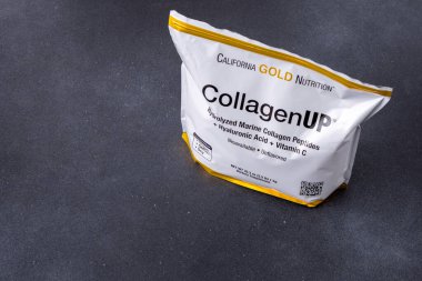 Ukrayna, Kyiv - 2 Ekim 2025 Kolajen Paketi. Hidrolize edilmiş deniz peptidleri ile Hyaluronic C vitamini biyo-mevcut diyet takviyesi Kaliforniya altın besin geçmişi