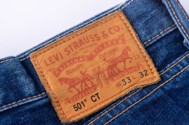 Ukrayna, Kyiv - 2 Ekim 2025: Kotun üzerindeki Levi Strauss etiketi