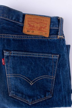 Ukrayna, Kyiv - 2 Ekim 2025: Kotun cebinde Levi Strauss etiketi. Denim marka. Kırmızı logo