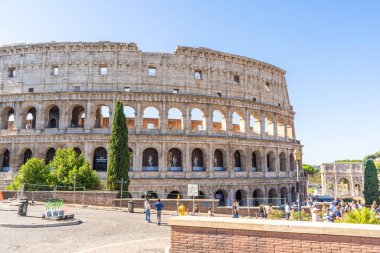 Kolezyum mimarisi Roma İtalya. Yazın kolezyum binası. İtalya, Roma - 12 Temmuz 2025