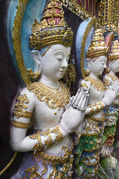 タイの寺院の壁の列に立っている神の像のグループ — ストック写真