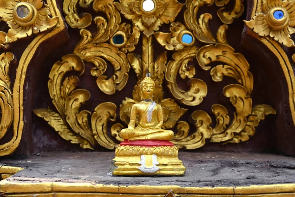 Uma Pequena Estátua Buda Quebrada Padrão Tradicional Estuque Fundo — Fotografia de Stock