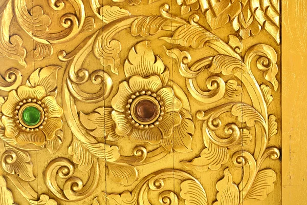 在泰国 传统的泰国风格的图案都是寺庙门上的装饰品 — 图库照片