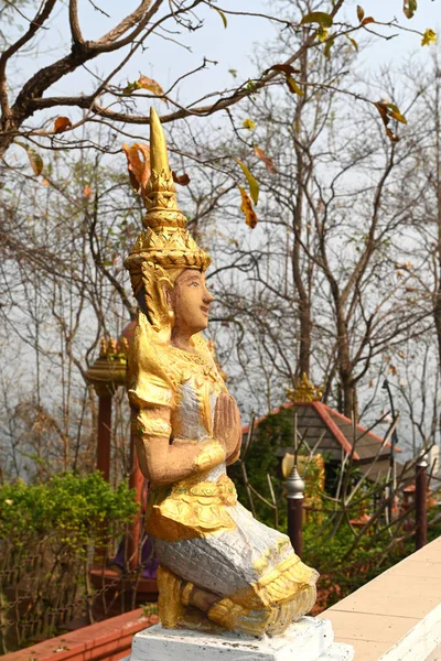 タイの寺院で伝統的なタイスタイルの仏像 タイ北部の寺院にしか見られない — ストック写真