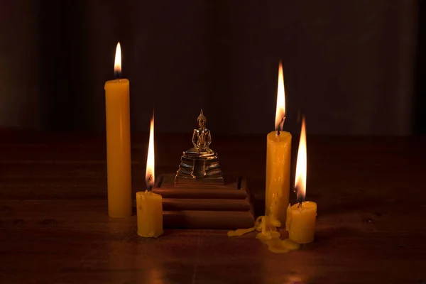 Close Van Een Klein Boeddhabeeld Brandende Kaarsen Tafel — Stockfoto
