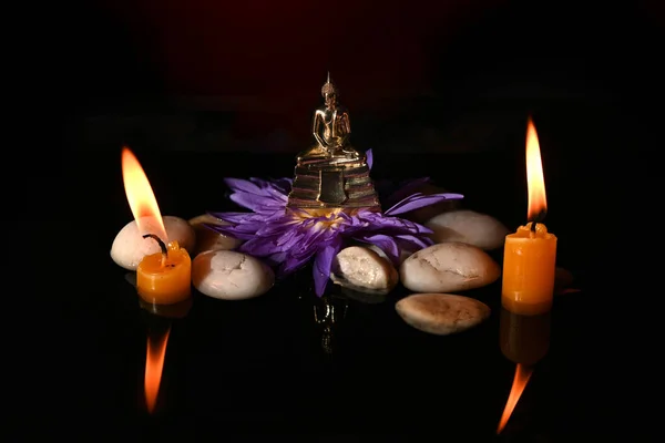 Close Van Een Klein Boeddhabeeld Zittend Een Lotusbloem Met Kaarsen — Stockfoto