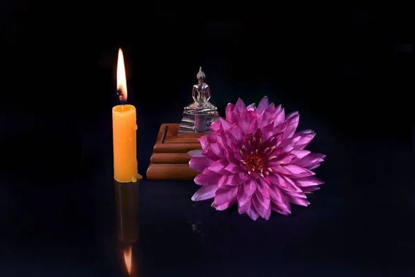 Close Uma Pequena Estátua Buda Sentado Uma Flor Lótus Rosa — Fotografia de Stock
