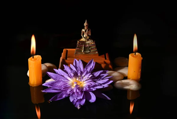 Közelkép Egy Kis Buddha Szobor Vízililiom Égő Gyertyák Fekete Háttér — Stock Fotó