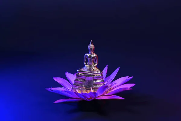 Close Van Een Boeddhabeeld Zittend Een Roze Lotusbloem Kleurrijke Achtergrond — Stockfoto