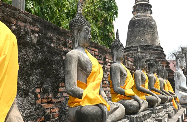 Rij Van Boeddhabeelden Bij Tempel Ayutthaya Thailand — Stockfoto