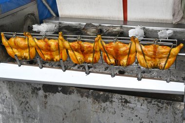 Tayland usulü ızgara tavuk Bangkok, Tayland 'da sokak yemekleri pazarında