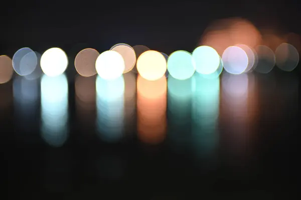 ピンぼけ光夜市の抽象的な背景 — ストック写真