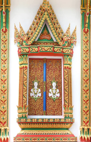 タイの寺院の窓に天使の彫刻 — ストック写真