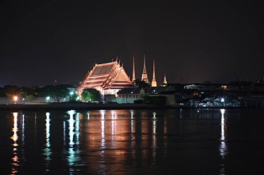 Bangkok 'taki Chao Phraya Nehri' nin tapınak manzarası..