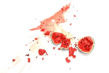 Kırık karpuz beyaz arkaplanda izole edilmiş.