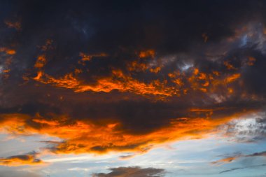 Renkli gökyüzü ve bulutlar gün batımında