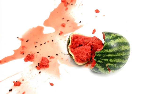 Kaputte Wassermelone Isoliert Auf Weißem Hintergrund — Stockfoto