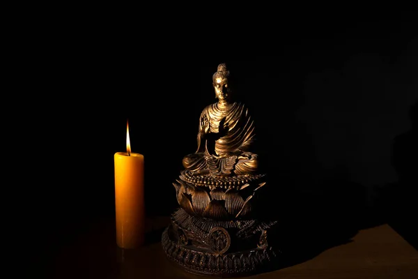 Buddha Statue Mit Brennender Kerze Auf Schwarzem Hintergrund — Stockfoto