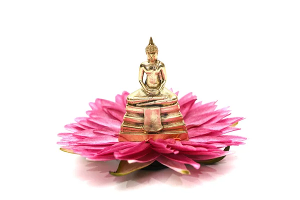 Close Van Een Klein Boeddhabeeld Zittend Een Roze Lotusbloem Geïsoleerd — Stockfoto