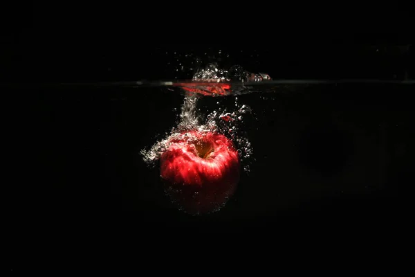 Свиные Красные Яблоки Падают Воду Всплеском Пузырьками Воздуха Черном Фоне — стоковое фото