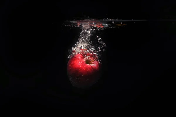 Söta Röda Äpplen Faller Vattnet Med Stänk Och Luftbubblor Den — Stockfoto