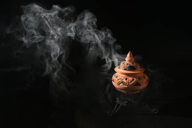 Tütsü, arka planda tütsü yakar. Din kavramı..