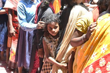 GAYA, BIHAR, Hindistan - 29 Temmuz 2023 Bihar, Gaya 'da bedava yiyecek dağıtımı kuyruğunda fakir Hintliler.