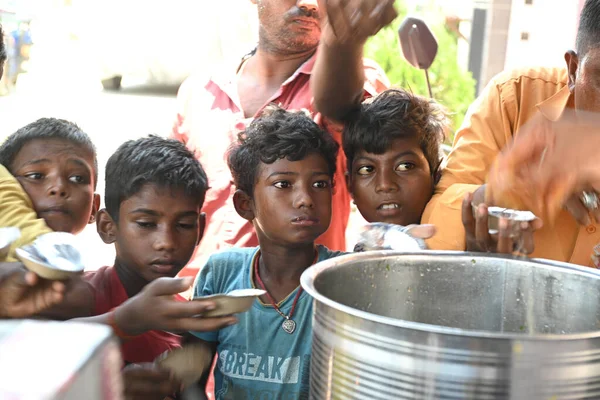 Gaya Bihar India Juli 2023 Anak Anak Miskin Mengantri Paket Stok Foto