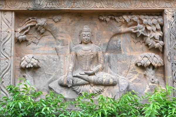位于印度菩提伽市马哈菩提寺建筑群的佛塔石像 佛像讲述了佛陀的历史 — 图库照片
