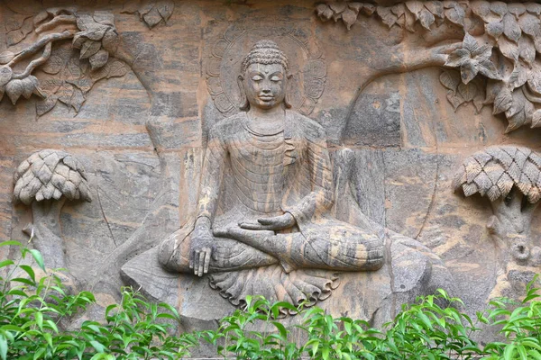 位于印度菩提伽市马哈菩提寺建筑群的佛塔石像 佛像讲述了佛陀的历史 — 图库照片