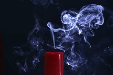 Sönmüş mum, siyaha çalan dumanla birlikte.