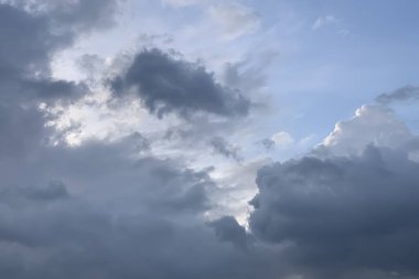 Gün batımından önce koyu mavi fırtına bulutları.