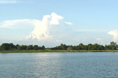 Mavi gökyüzü ve güneşli bir günde Tayland 'da ince beyaz bulutlar..