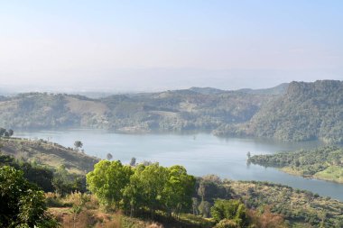 Dağların ve nehirlerin bulutlu manzarası Doi Chang, Chiang Rai 'de.