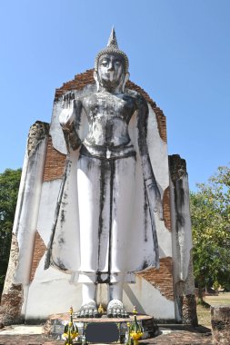 Tayland 'da mavi gökyüzüne karşı duran eski Buda heykeli