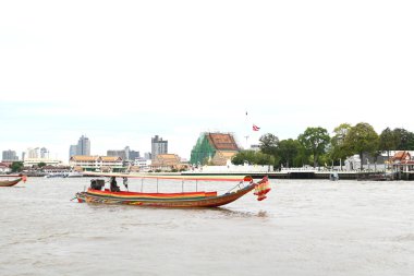 Chao Phraya Nehri, Bangkok, Tayland 'da uzun bir kuyruk teknesi.