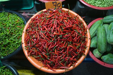 Sokak pazarında taze kırmızı biber satılıyor..