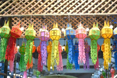 Askıda renkli geleneksel kağıt fenerler asılı. 