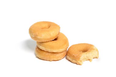 Beyaz arka planda tatlı, lezzetli jöleli çörekler.