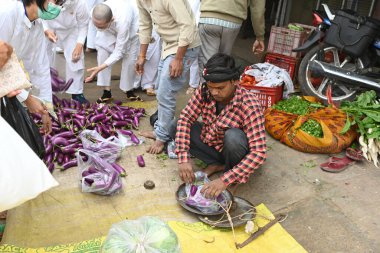Bodhgaya, INDIA 18 Kasım 2024: Bir köyün sokaklarında sabah taze meyve ve sebze satan Hintli adam, kırsal bir bölgede günlük yaşam tarzı