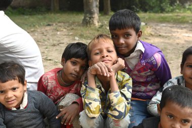 Shravasti, Hindistan - 13 Kasım 2024: Hindistan 'ın kırsal kesimlerinde gülümseyen ve eğlenen çocuklar 