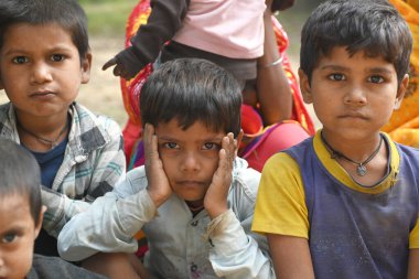 Shravasti, Hindistan - 13 Kasım 2024: Hindistan 'ın kırsal kesimlerinde gülümseyen ve eğlenen çocuklar 