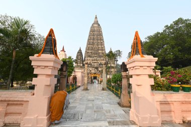 BODH GAYA, INDIA - 18 Kasım 2024: Bodhgaya, Hindistan 'daki ünlü Mahabodhi tapınağı. Burası Buda 'nın aydınlandığı yer..