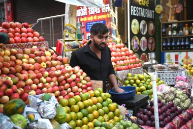  Bodhgaya, INDIA 18 Kasım 2024: Kimliği belirsiz sokak satıcısı sokak dükkanlarında meyve satıyor.