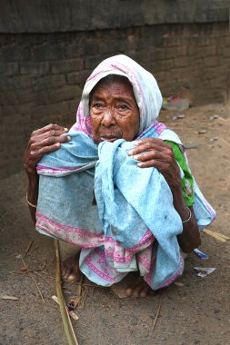 GAYA, BIHAR, INDIA - 10 Kasım 2024: Yüzünde kırışıklıklarla fakir bir köyde yaşayan yaşlı bir Hintli kadın