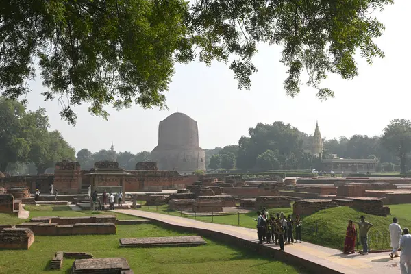 Saranath, Bihar, Hindistan - 16 Kasım 2024 - Dhamekh Stupa, Buda 'nın aydınlanmadan sonra beş Brahman havarisine ilk vaazı verdiği yer.