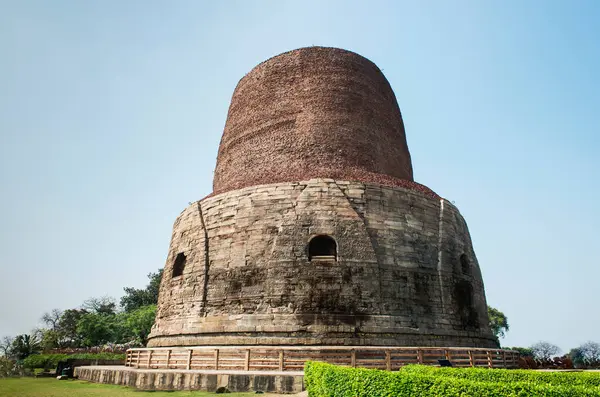 Saranath, Bihar, Hindistan-Dhamekh Stupa, Buda 'nın aydınlanmadan sonra beş Brahman havarisine ilk vaazı verdiği yer..