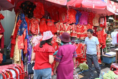 Çin Mahallesi, Yaowarat Yolu, Bangkok, Tayland 21 Ocak 2025: Çin Mahallesi 'nde elbise seçen müşterilerin bulunduğu bir Çin giyim mağazasının önündeki atmosfer